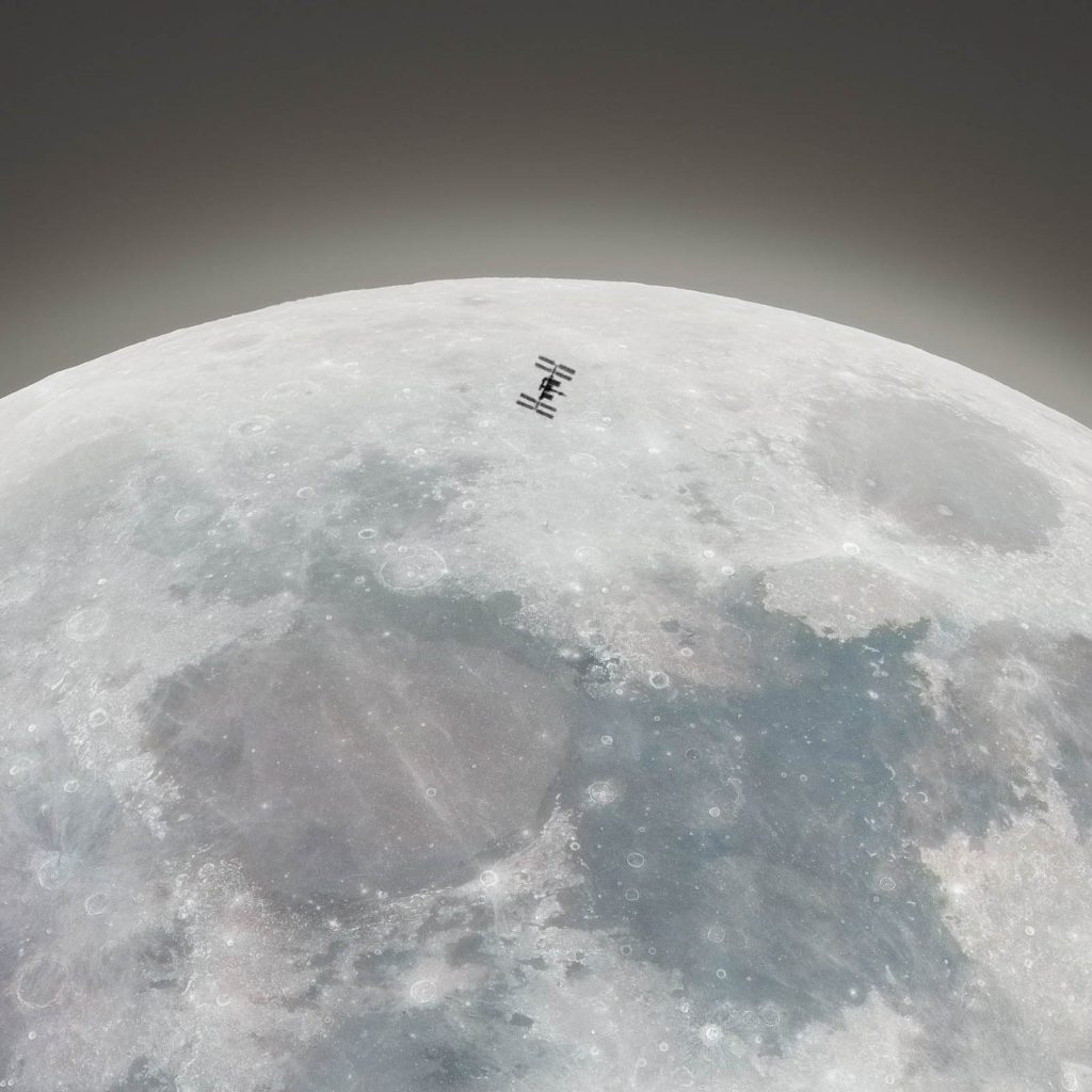 ISS na tle Księżyca